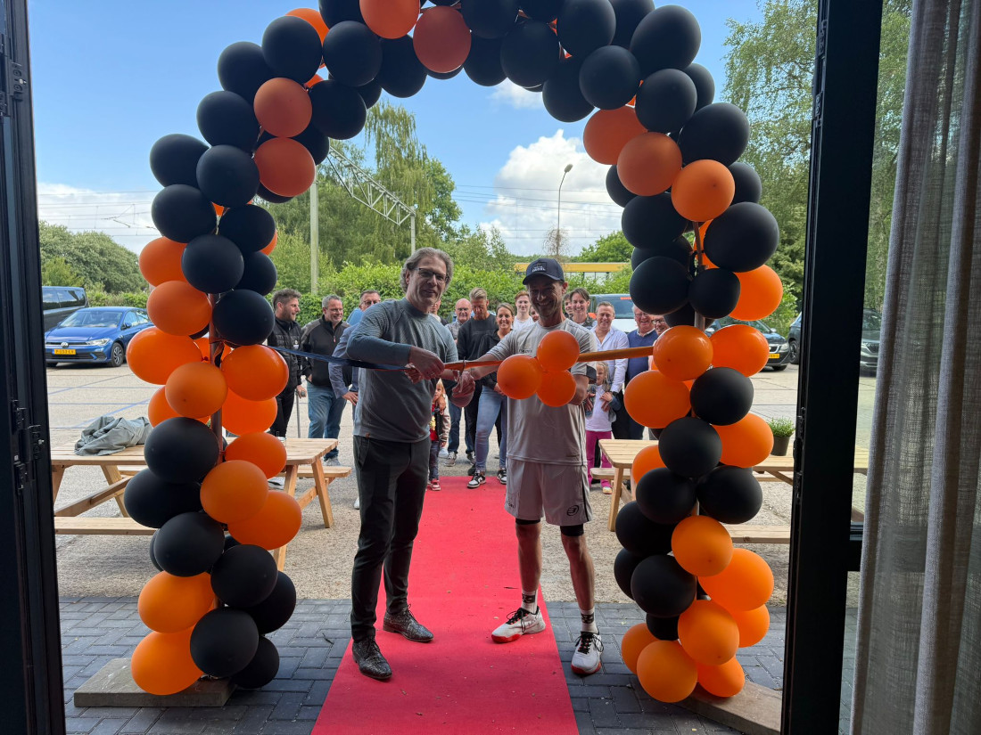 Wethouder opent Padel Station en is aangenaam verrast