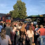 Zomeravondbraderie gericht op toeristen, gezelligheid en ontmoeting voor Ermeloërs