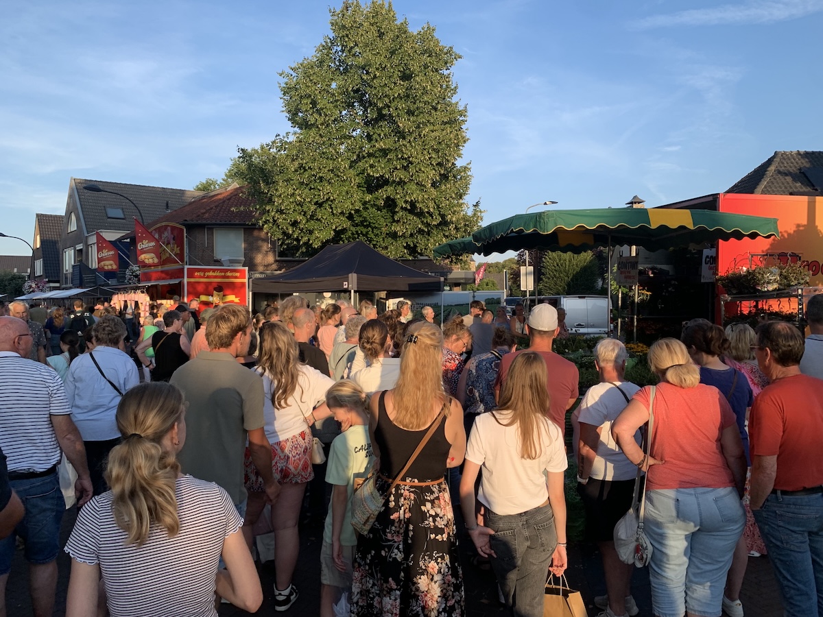 Zomeravondbraderie gericht op toeristen, gezelligheid en ontmoeting voor Ermeloërs