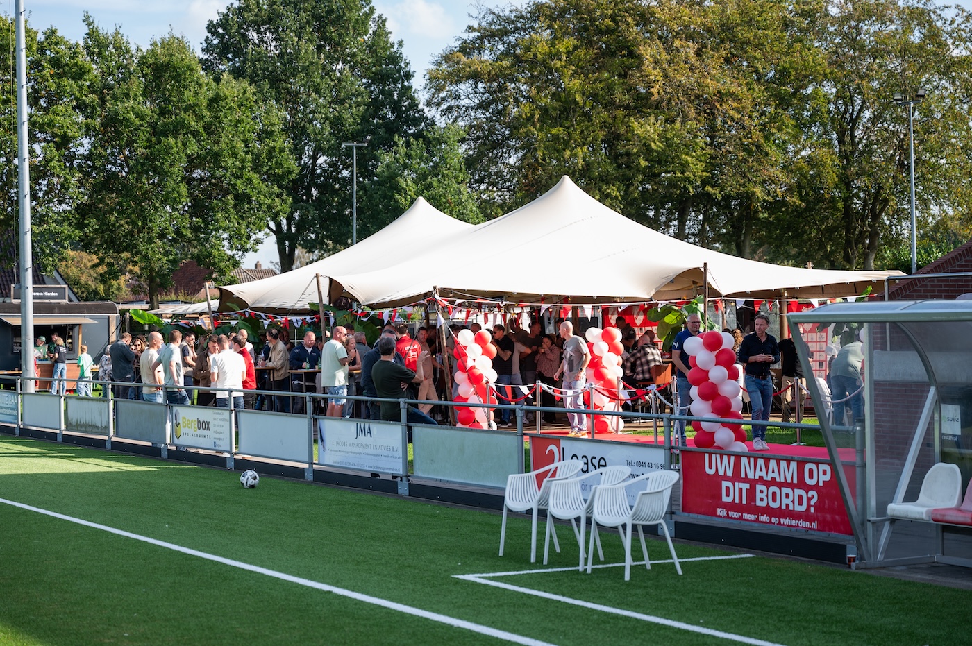 Geslaagde sponsormiddag v.v. Hierden met Andy van der Meijde, wethouder opent kunstgrasveld